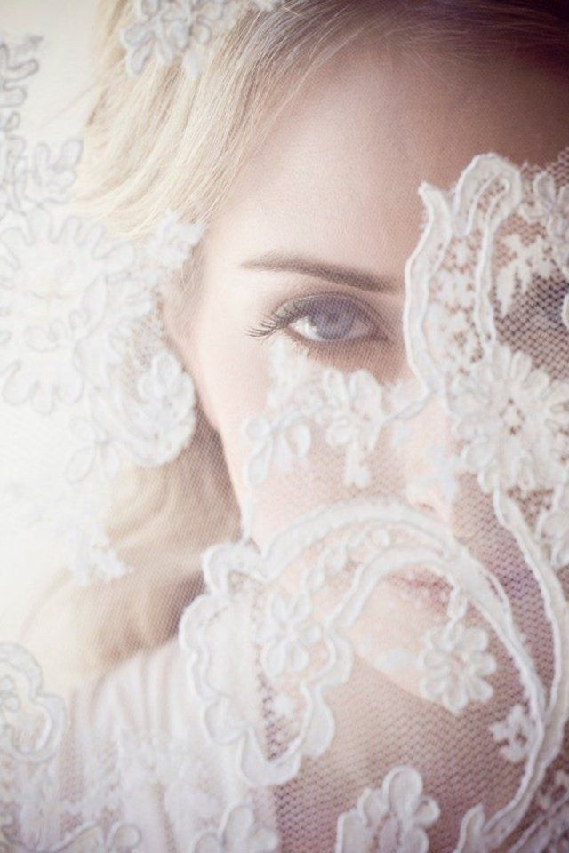 /c0168f02-large_fustany-weddings-photos_you_must_take_of_your_wedding_dress_and_accessories-bride_wedding_veil-3_6125339665308248669.jpg